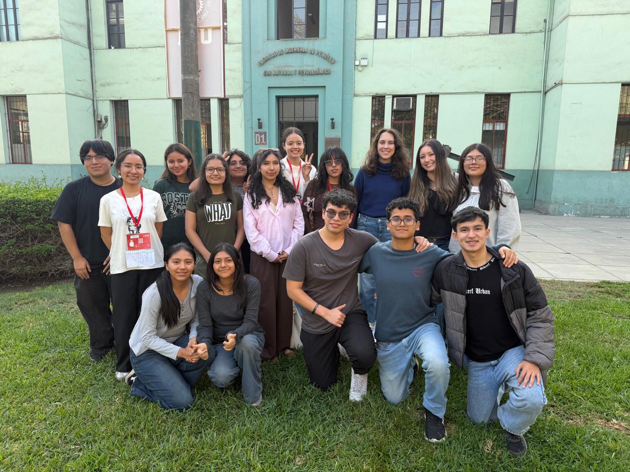 Foto grupal del Club de Ciencias del Perú